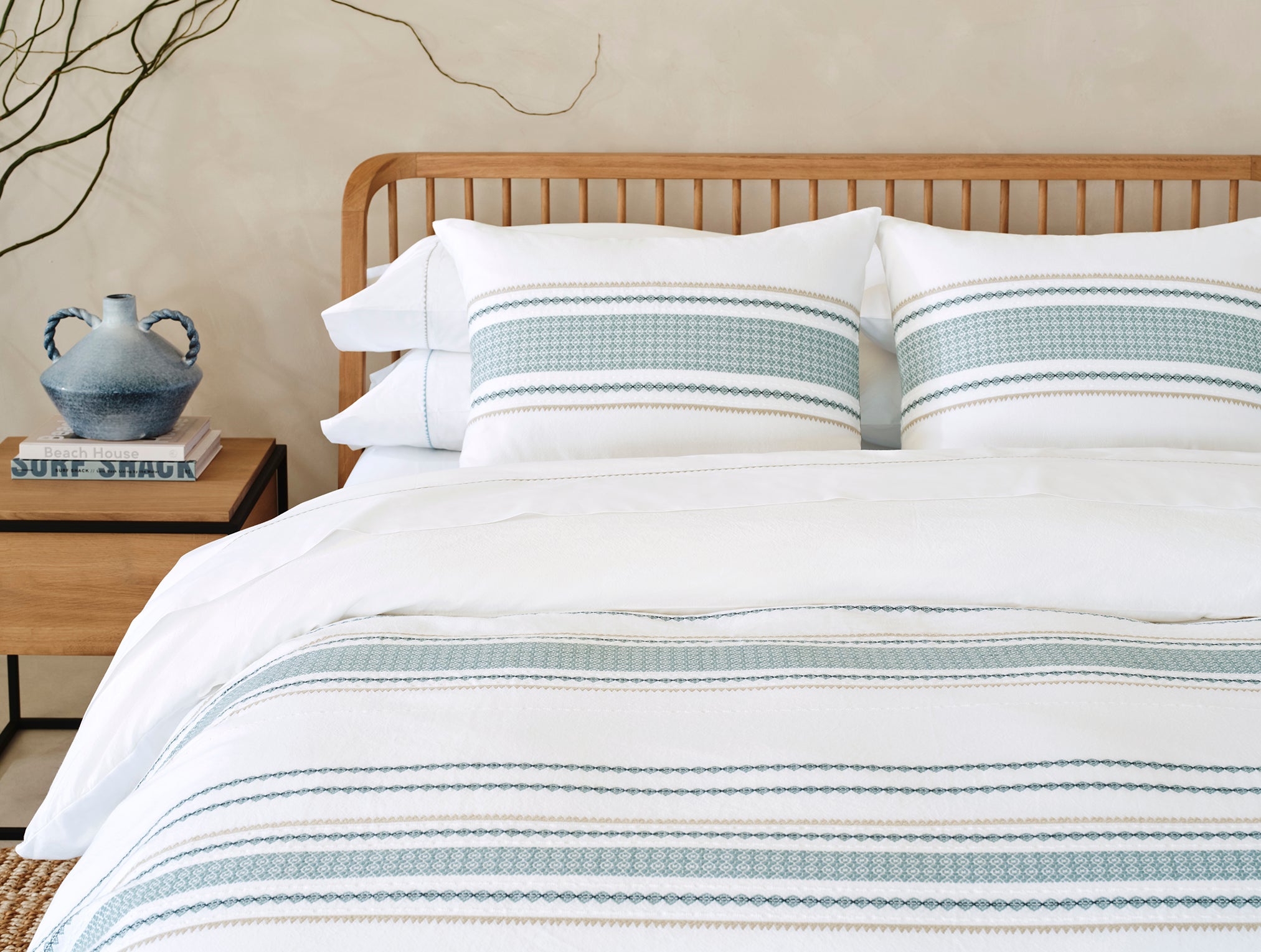 White Classic Textile Pillow Sham for Everyday Comfort - Image 2